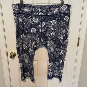 Old Navy Women’s Plus 4X Capri Athletic Stretch Leggings in Navy White Paisley